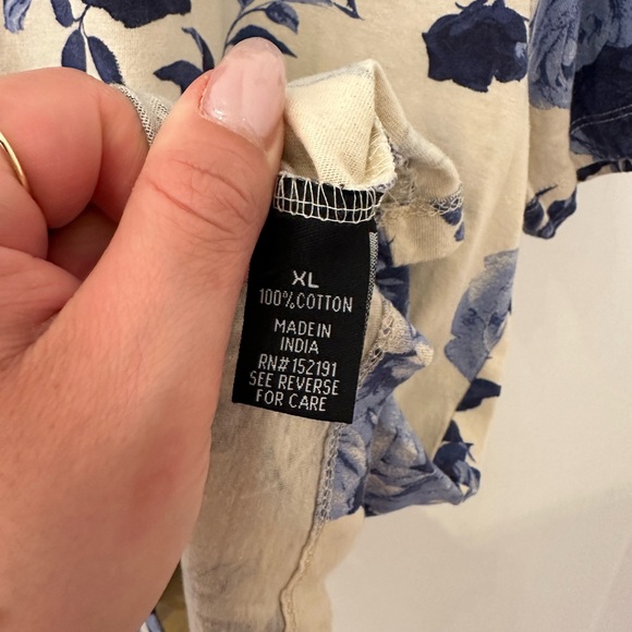 XL Unisex Ivory Top w Blue Roses - Picture 4 of 4